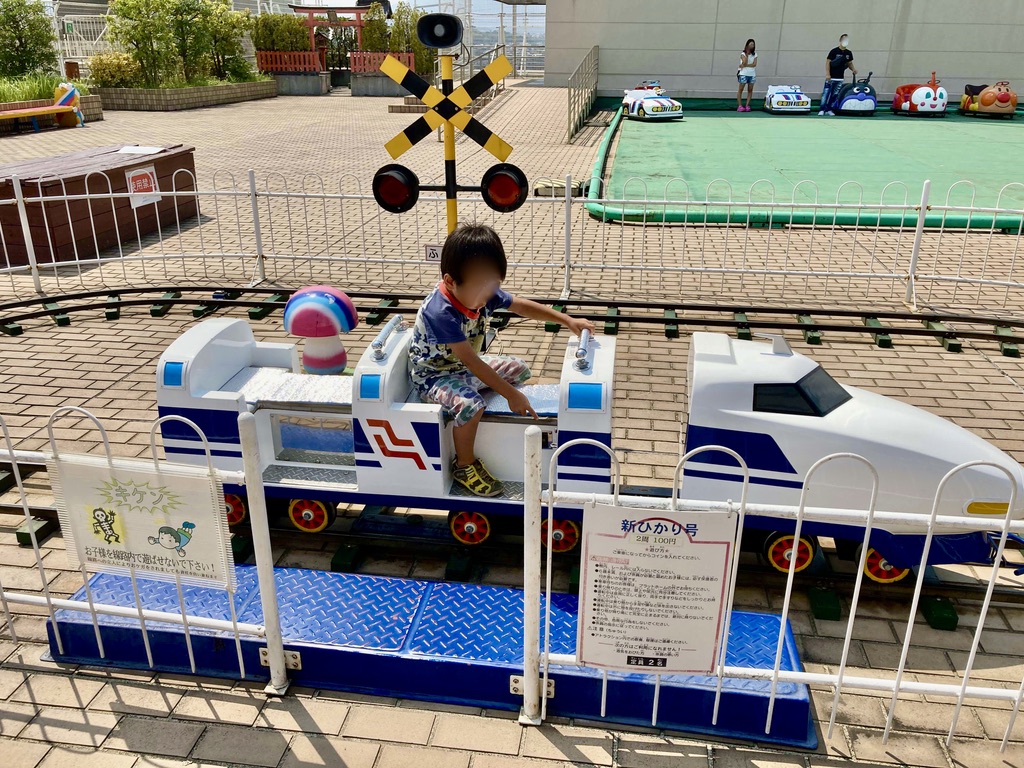 ならファミリーの屋上遊園地はレトロ感たっぷりで楽しい！