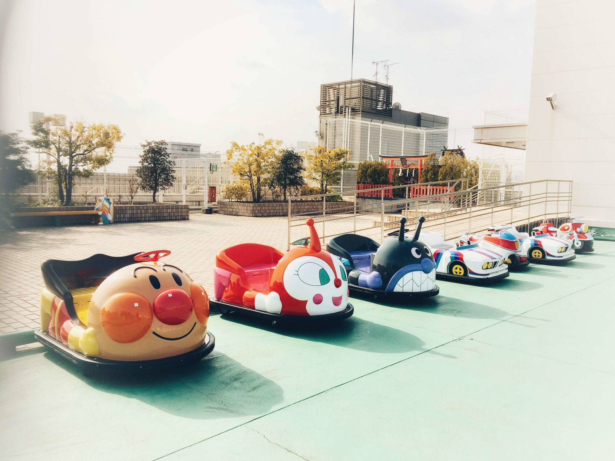 ならファミリーの屋上遊園地はレトロ感たっぷりで楽しい！
