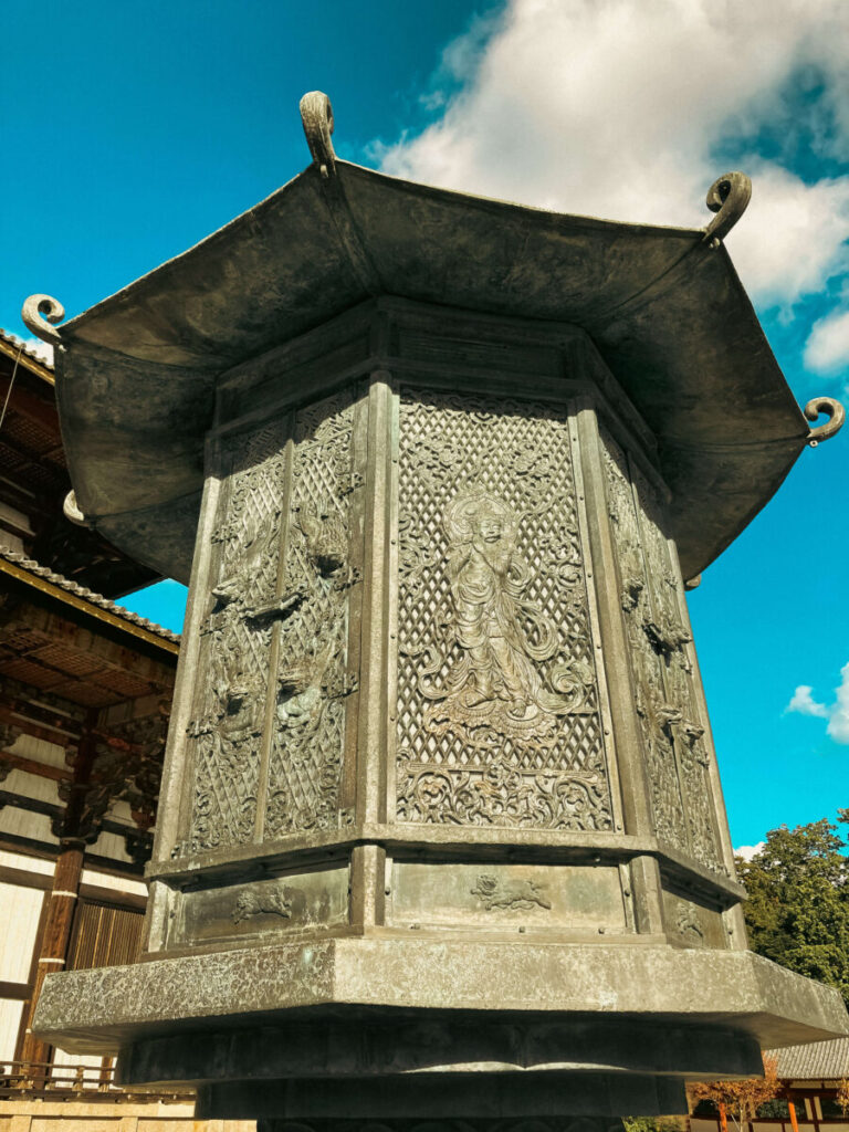 東大寺大仏殿前の灯籠