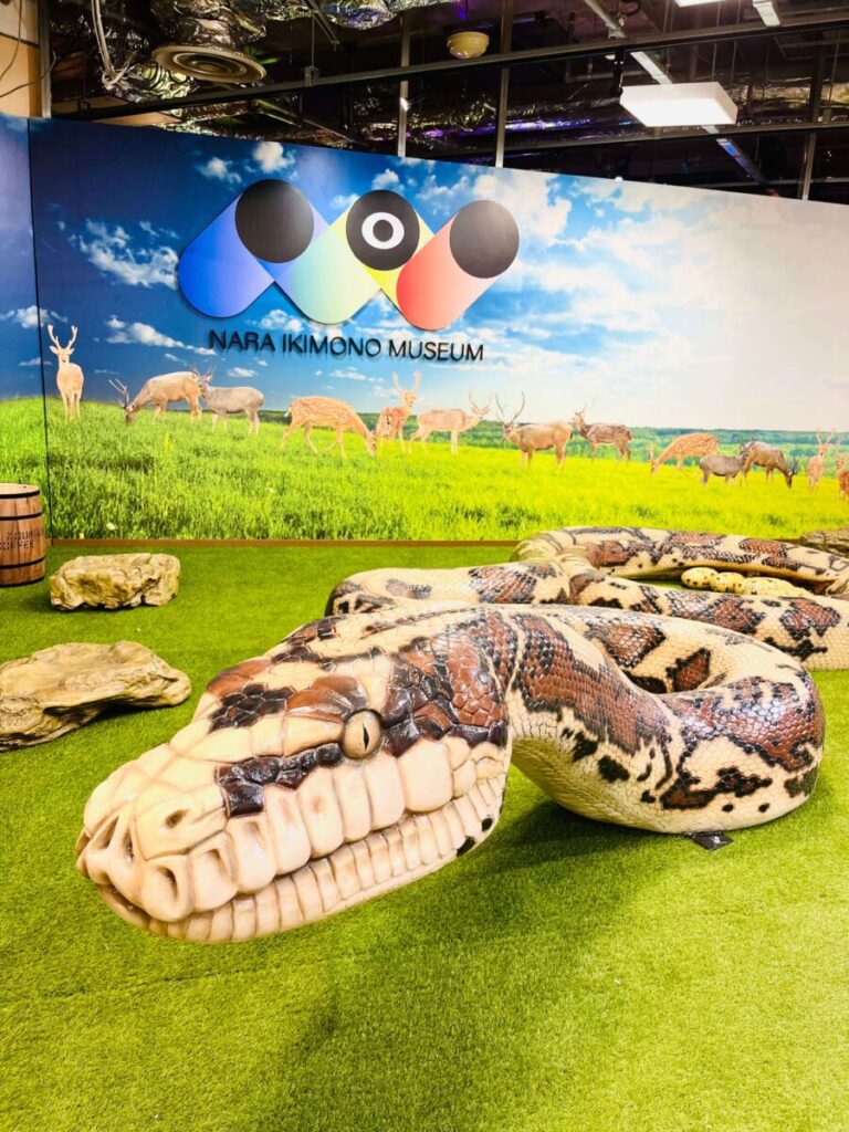 奈良いきものミュージアム大蛇のオブジェ